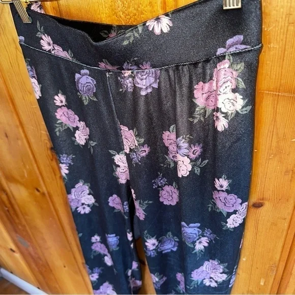 Torrid Black Velvet Floral Leggings Size 2 - Picture 3 of 5